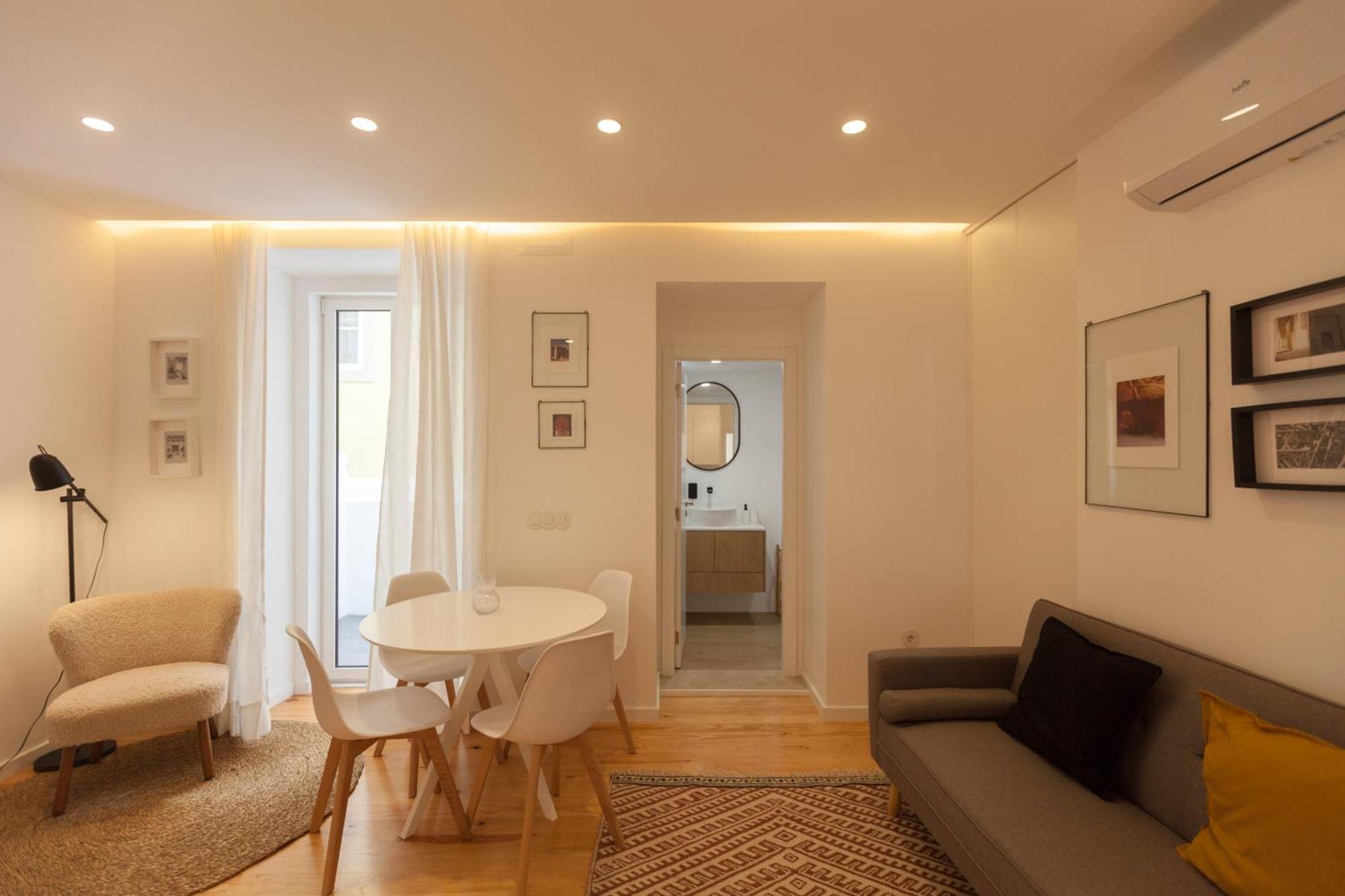 Flh Alcantara Elegant Charm With Balcony Apartment