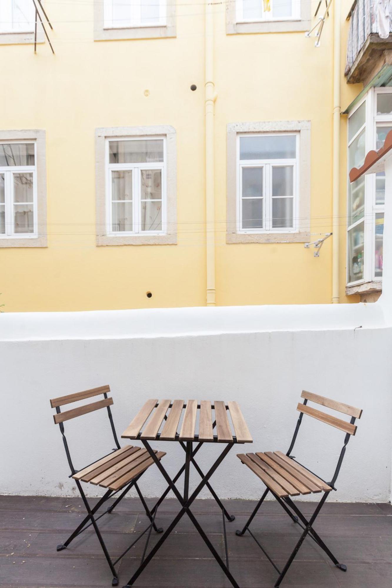 Flh Alcantara Elegant Charm With Balcony Apartment